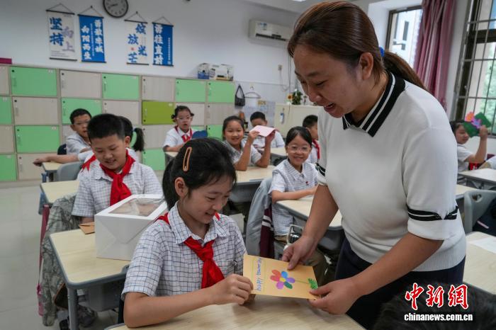 河南郑州：小学生为老师送上教师节祝福