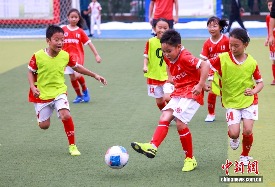 北京市“校园足球主题月”启动