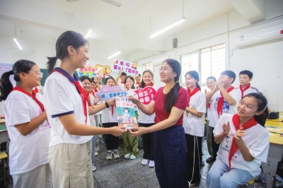 全国各地欢庆第四十一个教师节 让每一个“灯盏”闪耀 全国各地欢庆第四十一个教师节 让每一个“灯盏”闪耀