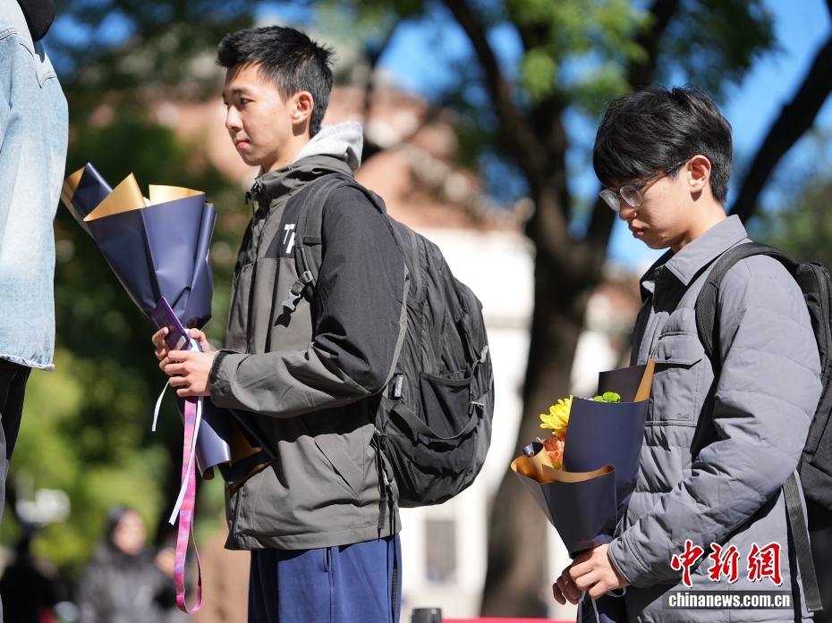 民众清华大学缅怀杨振宁