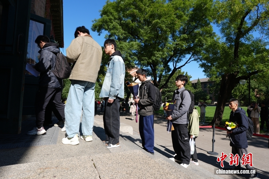 民众清华大学缅怀杨振宁