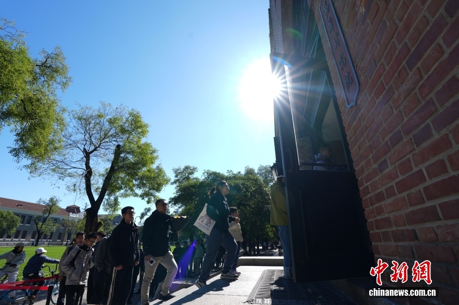 民众清华大学缅怀杨振宁