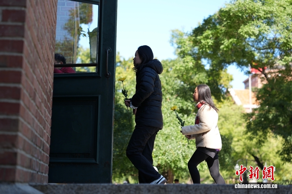 民众清华大学缅怀杨振宁