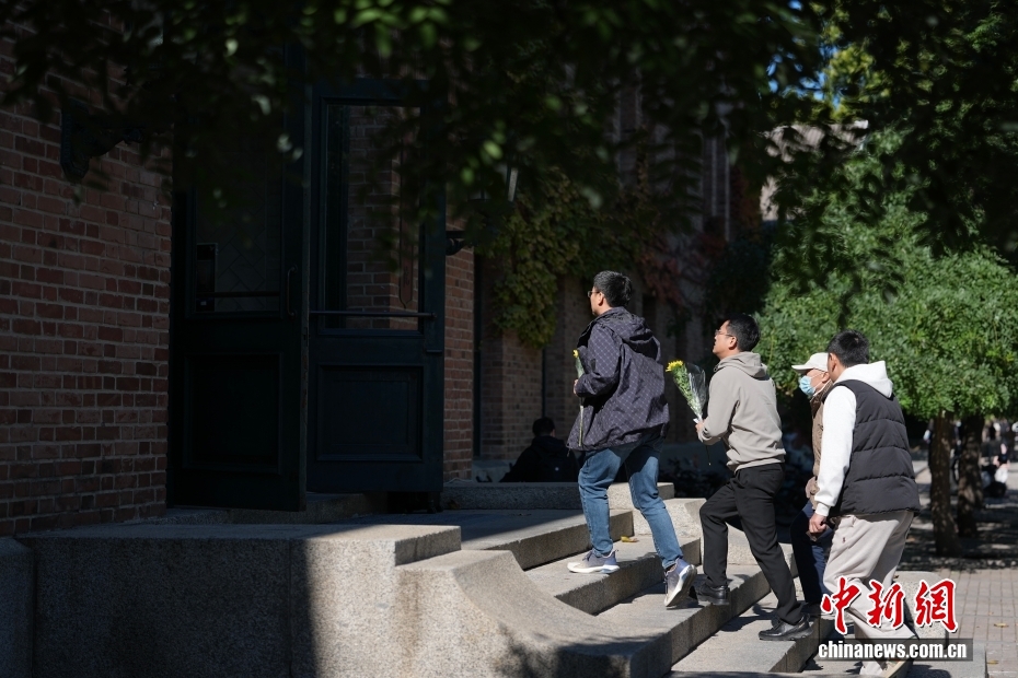 民众清华大学缅怀杨振宁