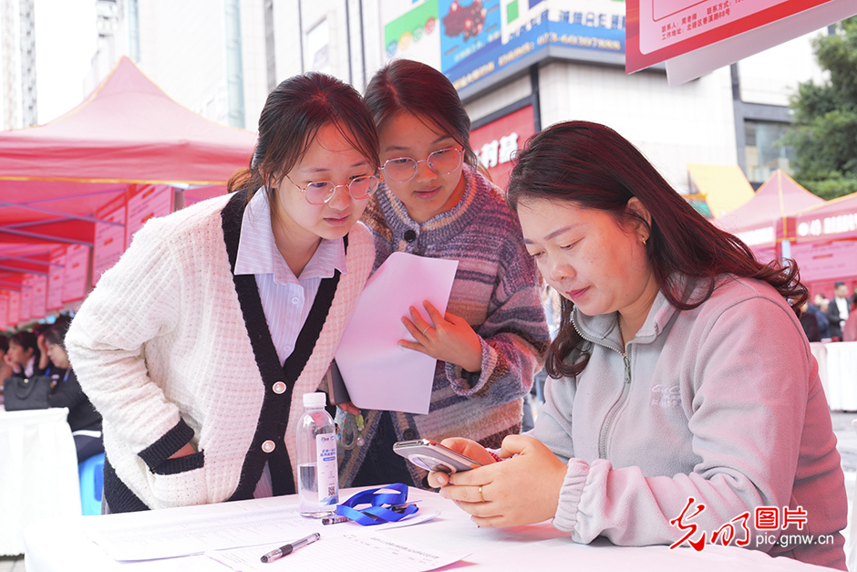 【职引未来】求职招聘“双向奔赴”,稳岗就业精准发力 【职引未来】求职招聘“双向奔赴”,稳岗就业精准发力