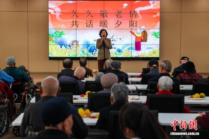 青海西宁：老人与小朋友共度重阳