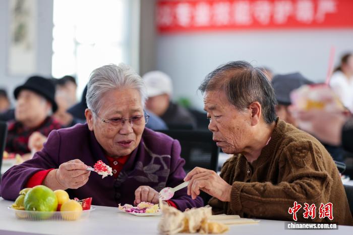 青海西宁：老人与小朋友共度重阳