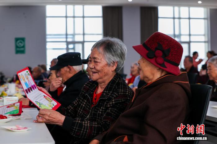 青海西宁：老人与小朋友共度重阳