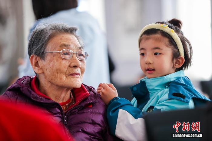 青海西宁：老人与小朋友共度重阳