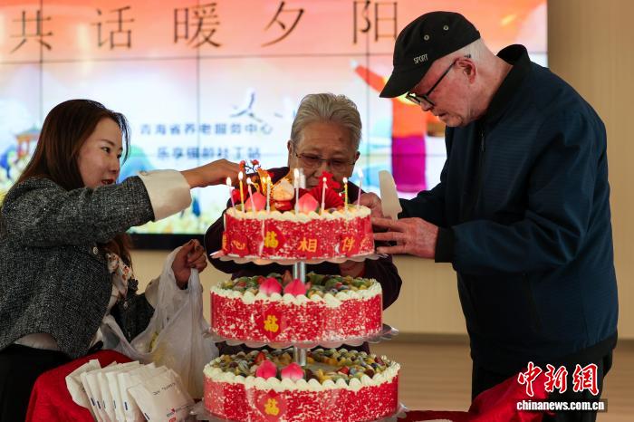 青海西宁：老人与小朋友共度重阳