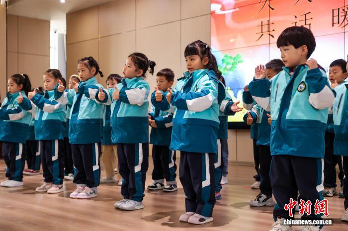 青海西宁：老人与小朋友共度重阳