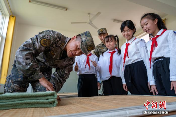 武警桂林支队：“红领巾”进军营国防教育“零距离”
