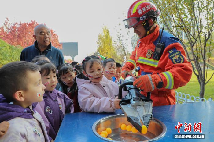 青海民众沉浸式学习消防安全知识