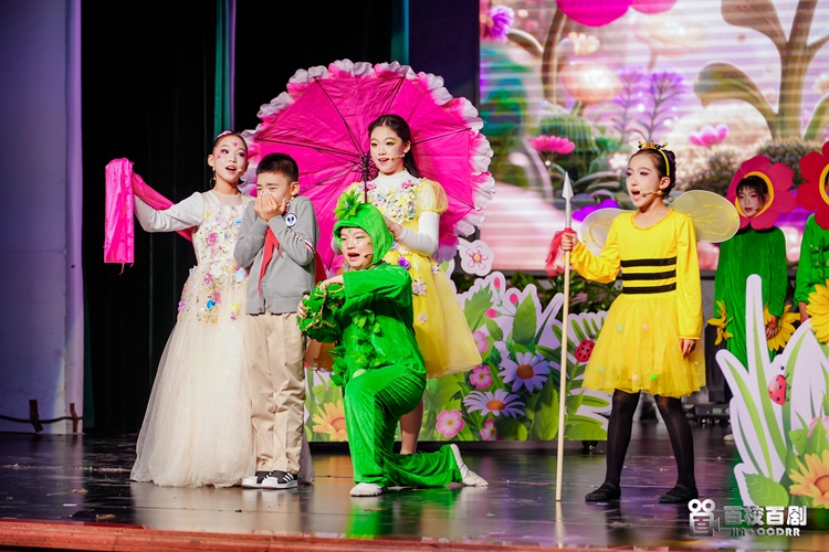 AI+安全教育 青少年用舞台情景剧解读安全知识