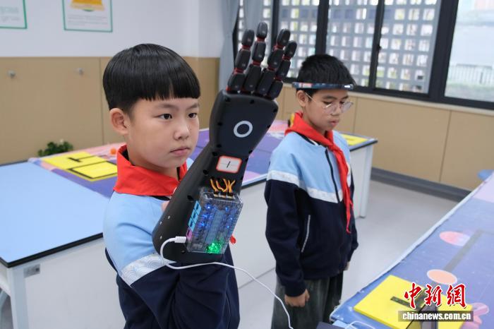 浙江杭州：小学生在课堂内外“玩转”AI技术