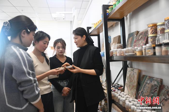 甘肃高校育“文物医生”