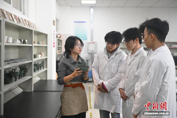 甘肃高校育“文物医生”