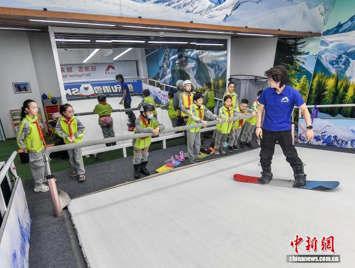 小学生滑雪模拟机上体验滑雪乐趣 乌鲁木齐:小学生滑雪模拟机上体验滑雪乐趣