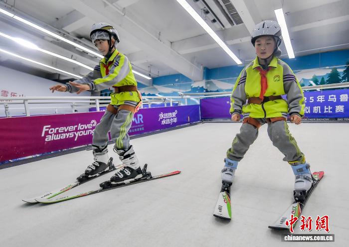 小学生滑雪模拟机上体验滑雪乐趣