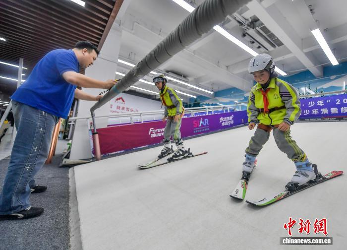 小学生滑雪模拟机上体验滑雪乐趣
