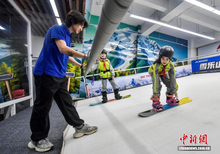 小学生滑雪模拟机上体验滑雪乐趣