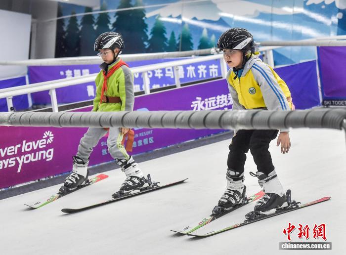 小学生滑雪模拟机上体验滑雪乐趣