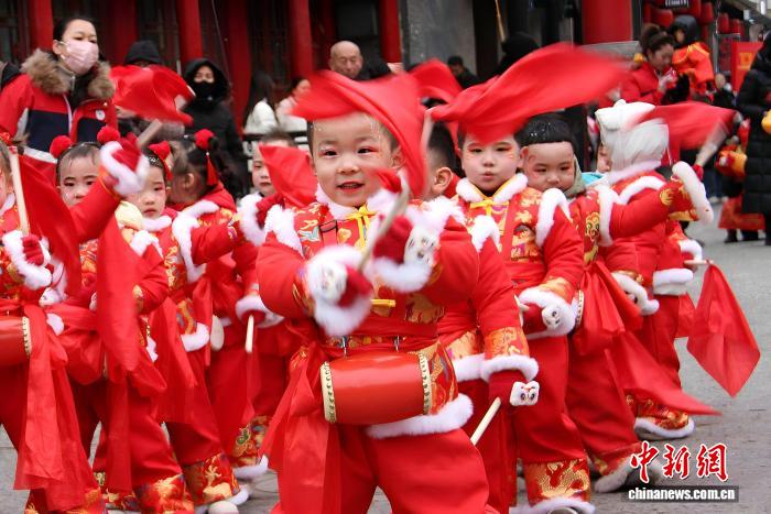 山西祁县:萌娃古城社火展演贺新年 山西祁县:萌娃古城社火展演贺新年