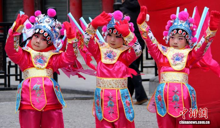 山西祁县:萌娃古城社火展演贺新年