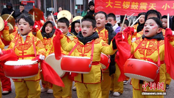 山西祁县:萌娃古城社火展演贺新年