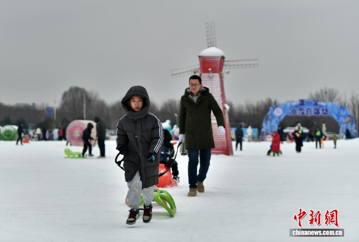 雪飘石家庄 民众乐享冬日雪趣