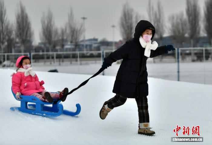 雪飘石家庄 民众乐享冬日雪趣