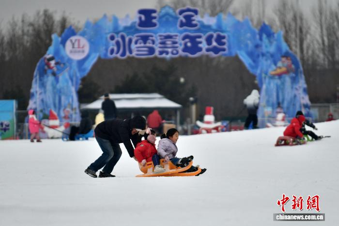 雪飘石家庄 民众乐享冬日雪趣