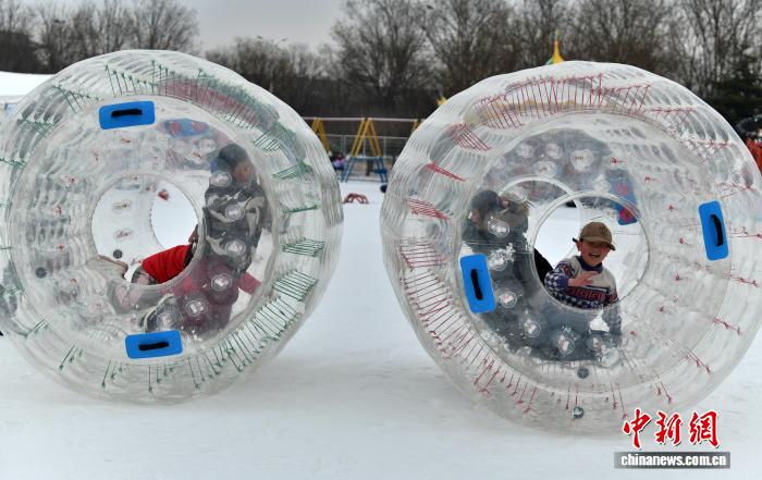 雪飘石家庄 民众乐享冬日雪趣