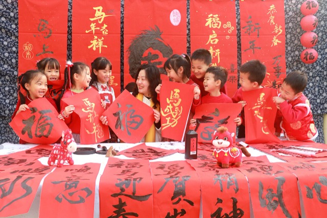 山东高密：萌娃迎新春 乐享嘉年华