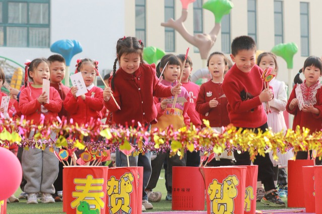山东高密：萌娃迎新春 乐享嘉年华