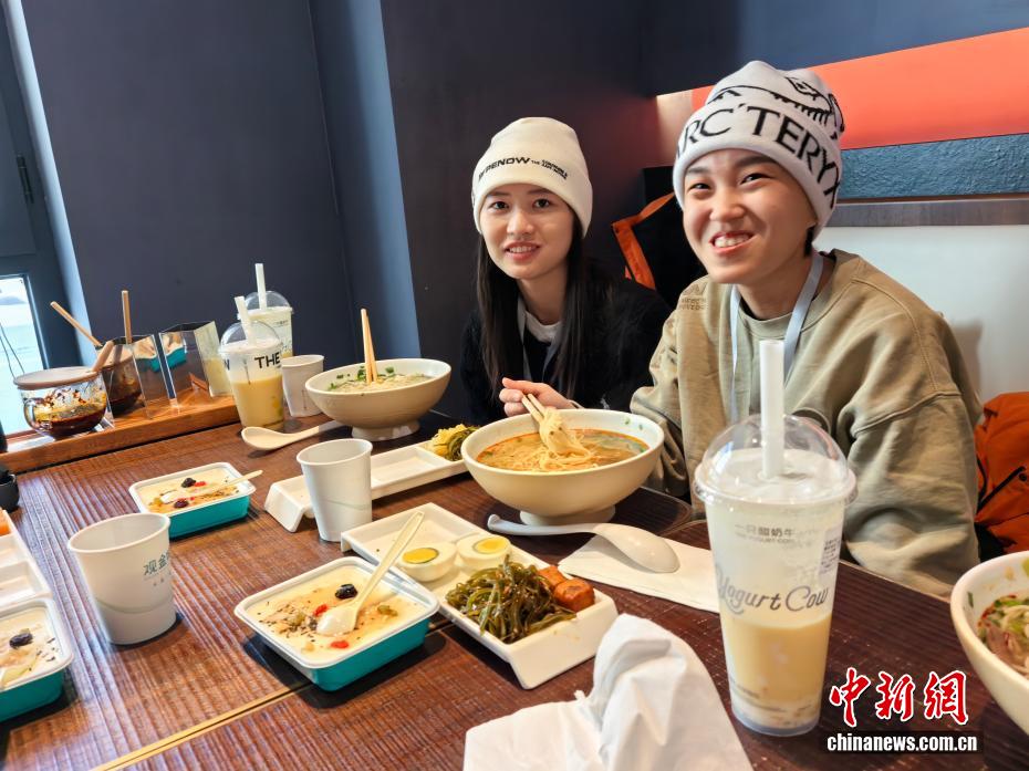 台湾学子畅游黄河之滨：吃牛肉面 观黄河