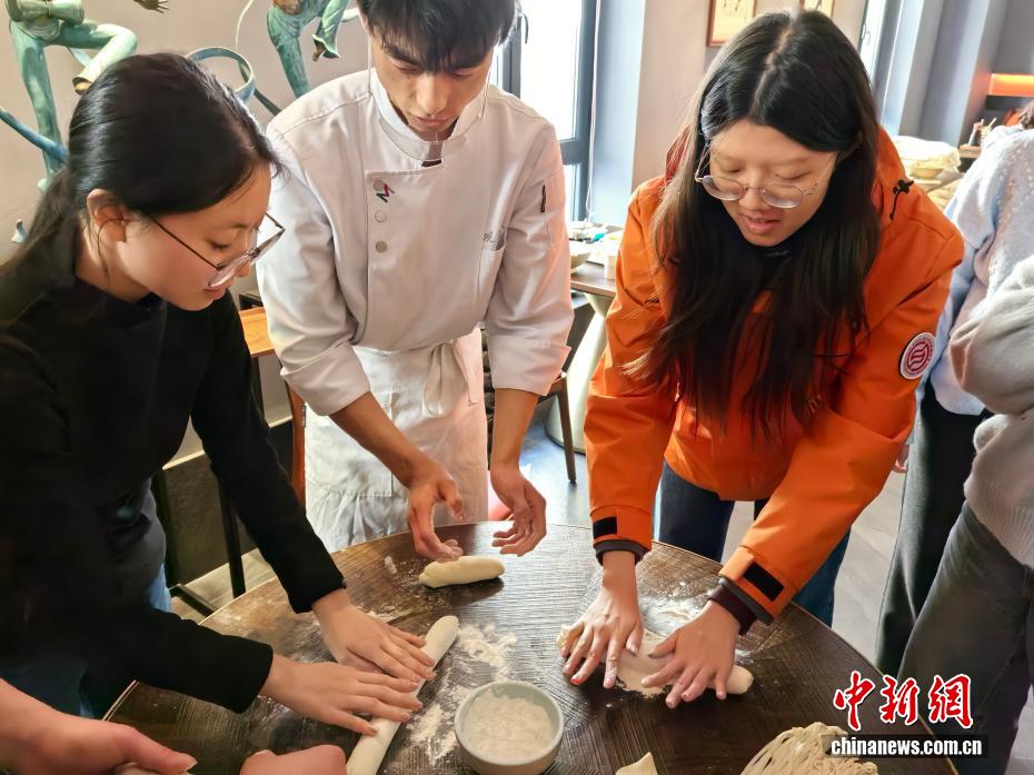 台湾学子畅游黄河之滨：吃牛肉面 观黄河