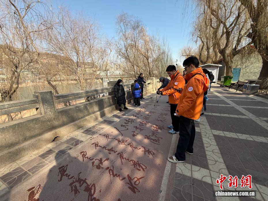 台湾学子畅游黄河之滨：吃牛肉面 观黄河