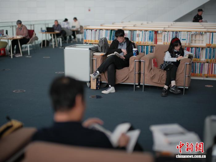 《全民阅读促进条例》施行 天津图书馆成市民周末打卡地
