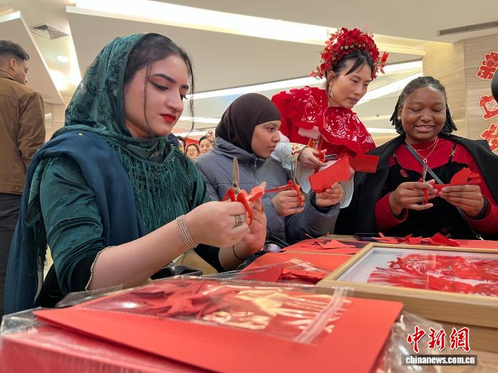 剪窗花、写福字国际留学生在重庆感受“中国年”