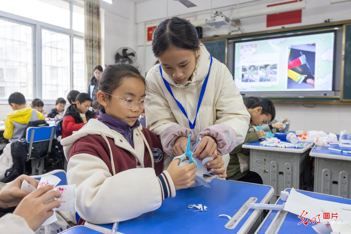 【新春走基层】大手牵小手 返乡学子志愿服务护航成长 【新春走基层】大手牵小手 返乡学子志愿服务护航成长