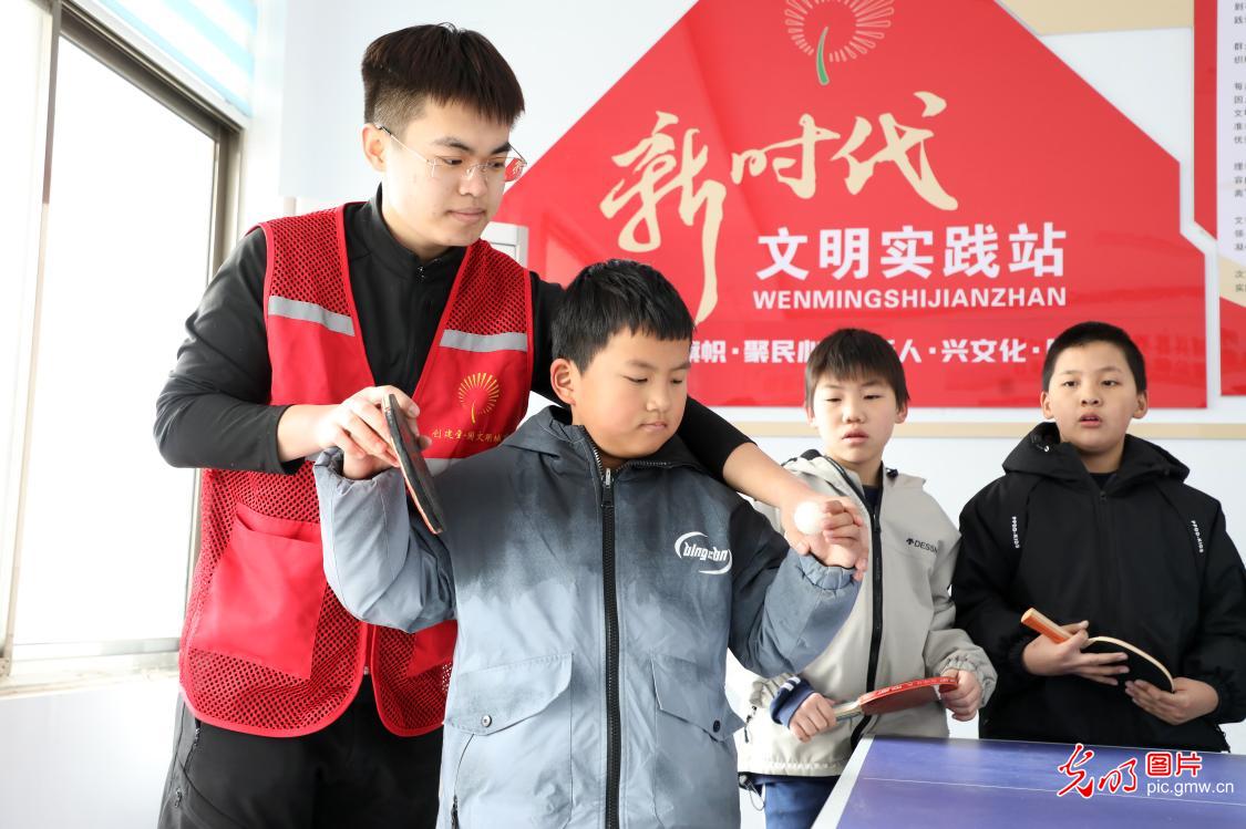 【新春走基层】大手牵小手 返乡学子志愿服务护航成长 【新春走基层】大手牵小手 返乡学子志愿服务护航成长