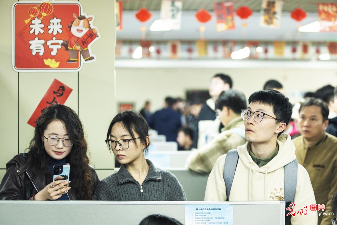 新春走基层丨春风送暖求职路 各地搭台促就业 新春走基层丨春风送暖求职路 各地搭台促就业