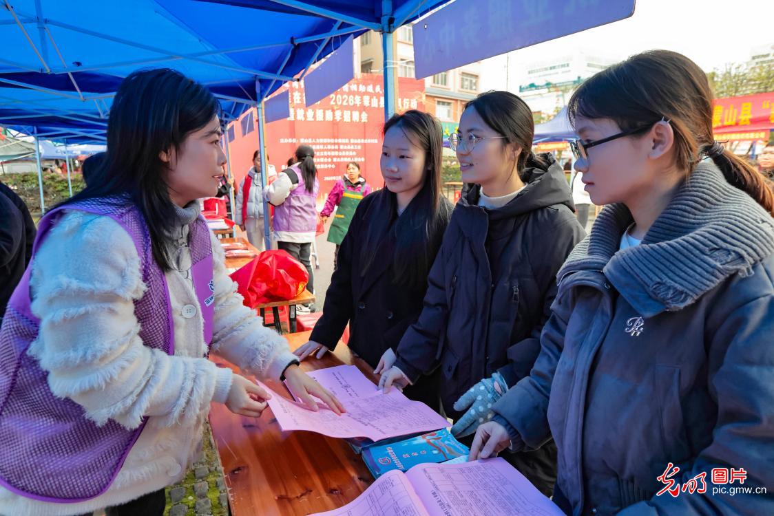 新春走基层丨春风送暖求职路 各地搭台促就业 新春走基层丨春风送暖求职路 各地搭台促就业