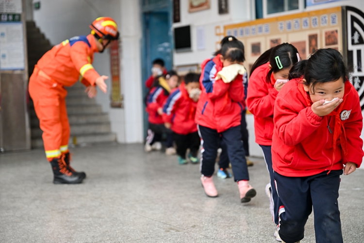 贵州开阳:在校园学消防 贵州开阳:在校园学消防