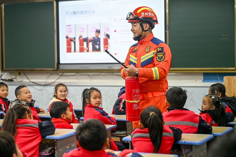 贵州开阳:在校园学消防 贵州开阳:在校园学消防