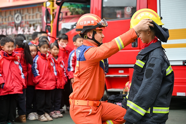 贵州开阳:在校园学消防 贵州开阳:在校园学消防