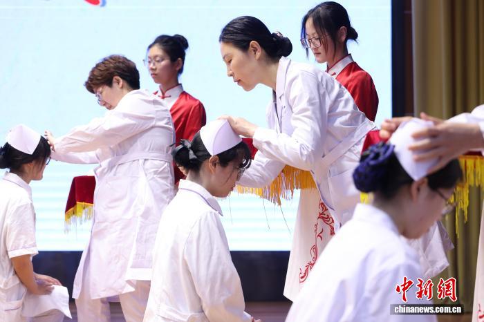 传承南丁格尔精神 南京医学生“授帽传光”致青春 传承南丁格尔精神南京医学生“授帽传光”致青春