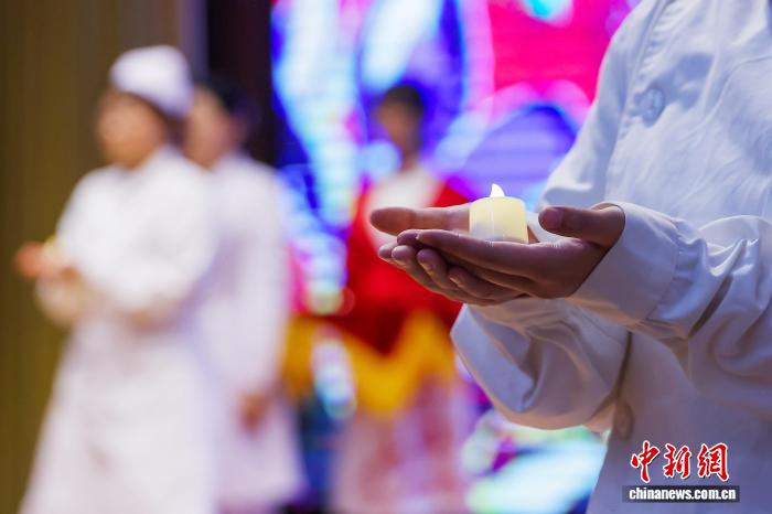传承南丁格尔精神 南京医学生“授帽传光”致青春