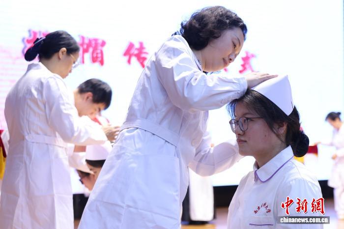 传承南丁格尔精神 南京医学生“授帽传光”致青春